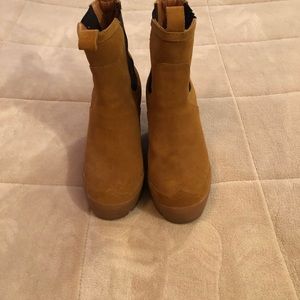 Hunter size 7 suede boots